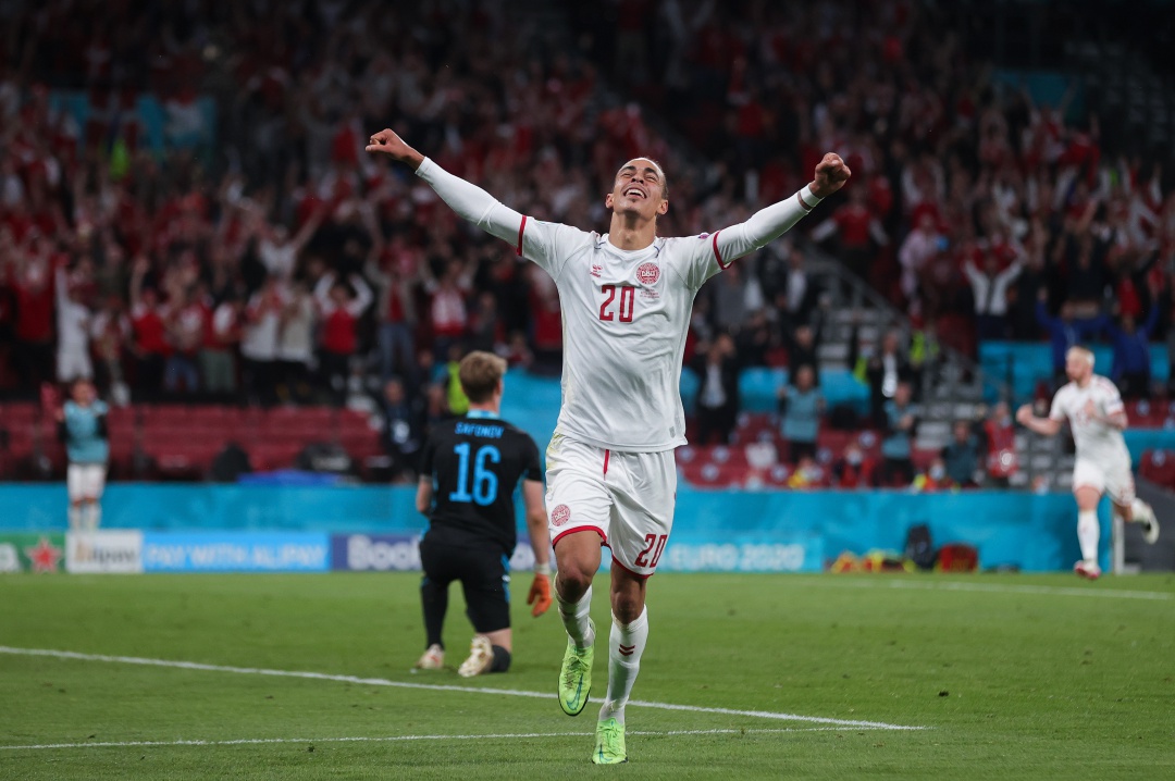 Poulsen celebra uno de los goles Poulsen celebra uno de los goles