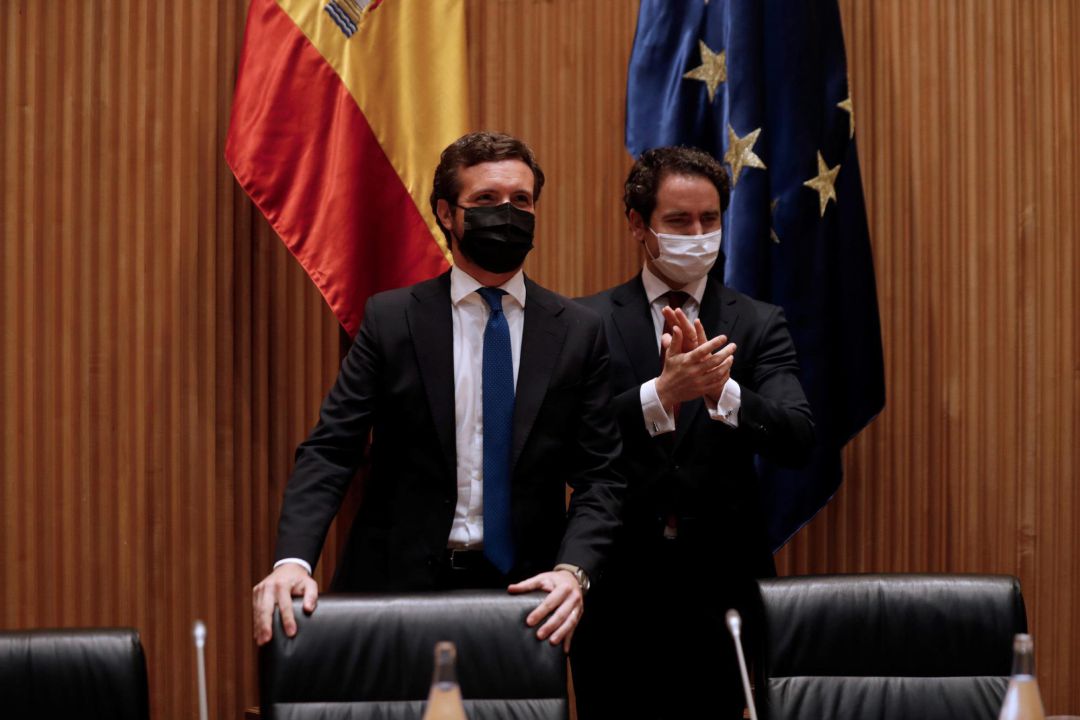 El líder del Partido Popular, Pablo Casado, acompañado por el diputado Teodoro García Egea, antes de presidir la reunión plenaria conjunta de los grupos parlamentarios de la formación en el Congreso y en el Senado, este lunes en la Cámara Baja. El líder del Partido Popular, Pablo Casado, acompañado por el diputado Teodoro García Egea, antes de presidir la reunión plenaria conjunta de los grupos parlamentarios de la formación en el Congreso y en el Senado, este lunes en la Cámara Baja.