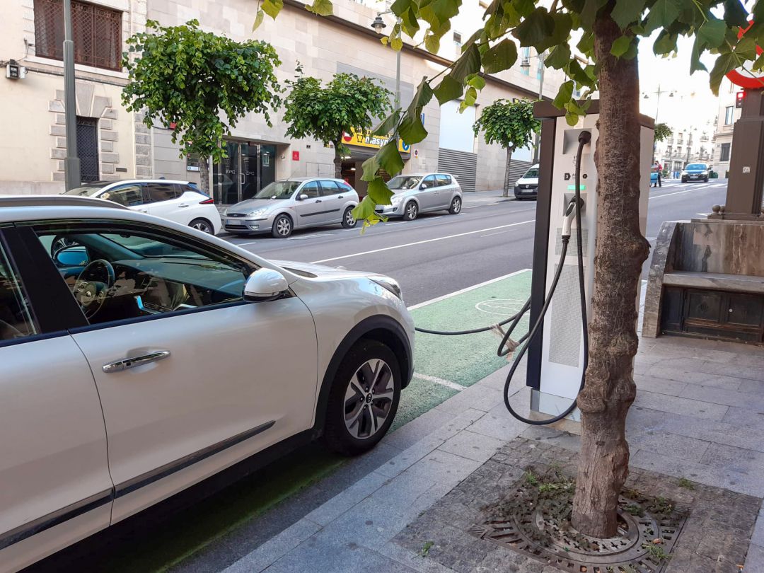 Imagen de archivo de un coche recargando en el cargador eléctrico de la calle Santo Tomás. Imagen de archivo de un coche recargando en el cargador eléctrico de la calle Santo Tomás.