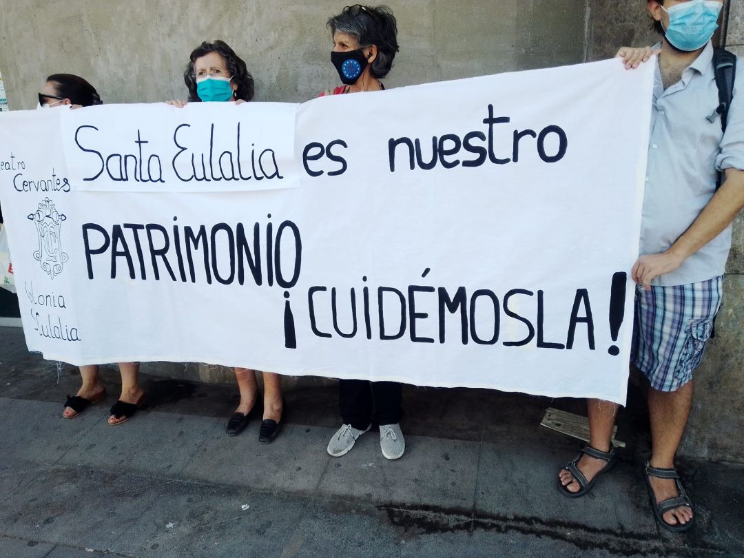 Miembros de la Plataforma durante la celebración de la concentraciónenAlicante ante delegación territorial de Patrimonio Miembros de la Plataforma durante la celebración de la concentraciónenAlicante ante delegación territorial de Patrimonio