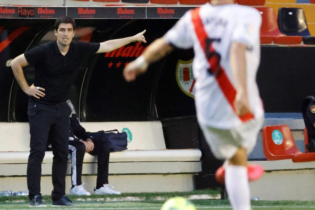 El entrenador del Rayo Vallecano, Andoni Iraola durante el encuentro de ida de ascenso a primera división ante el Girona en el estadio de Vallecas, en Madrid El entrenador del Rayo Vallecano, Andoni Iraola durante el encuentro de ida de ascenso a primera división ante el Girona en el estadio de Vallecas, en Madrid