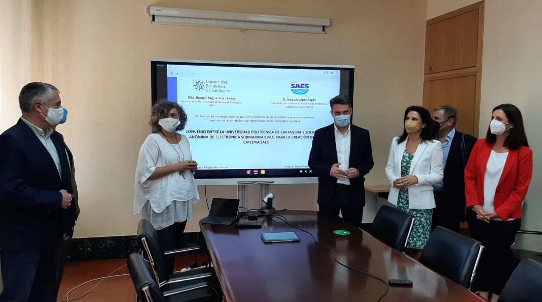 Responsables de ambas entidades durante la firma del acuerdo, entre ellos la rectora de la UPCT, Beatriz Miguel, y el director de SAES, Joaquín López Responsables de ambas entidades durante la firma del acuerdo, entre ellos la rectora de la UPCT, Beatriz Miguel, y el director de SAES, Joaquín López