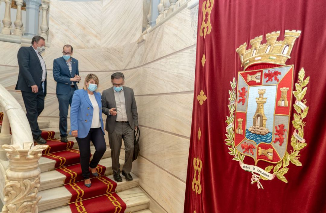 La alcaldesa junto a algunos de los cronistas La alcaldesa junto a algunos de los cronistas