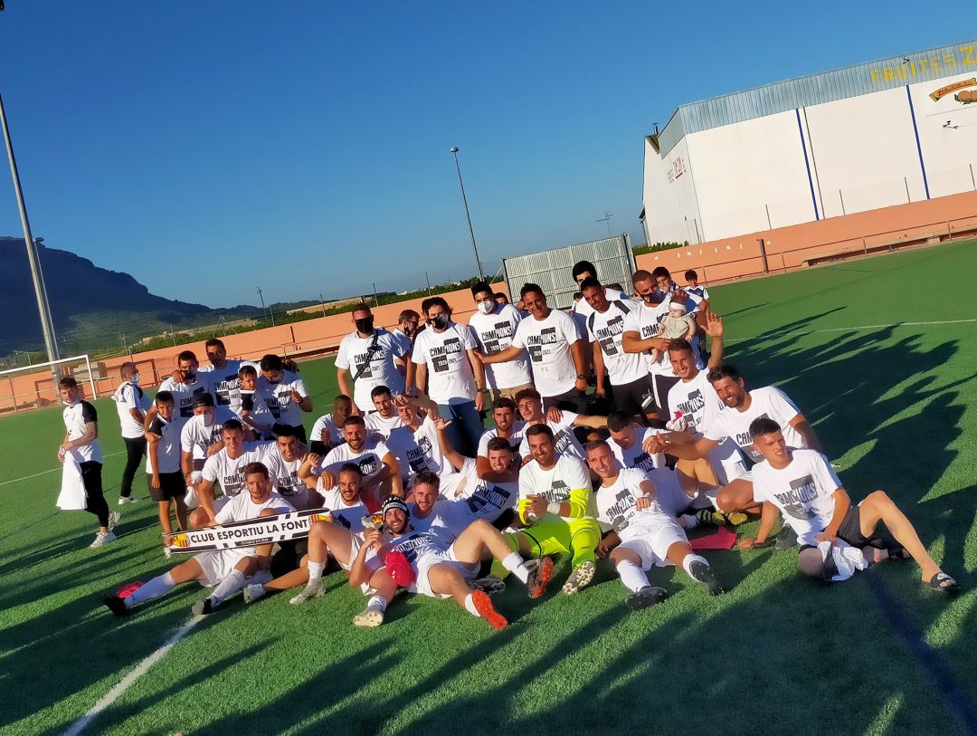 Los jugadores de La Font celebran el campeonato y el ascenso a Preferente Los jugadores de La Font celebran el campeonato y el ascenso a Preferente