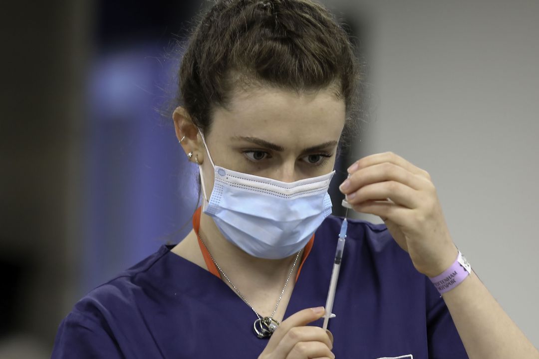 La vacuna covid está empezando a ser un tesoro muy preciado en la provincia de Jaén que ocasiona un enorme demanda de usuarios y usuarias jiennenses La vacuna covid está empezando a ser un tesoro muy preciado en la provincia de Jaén que ocasiona un enorme demanda de usuarios y usuarias jiennenses