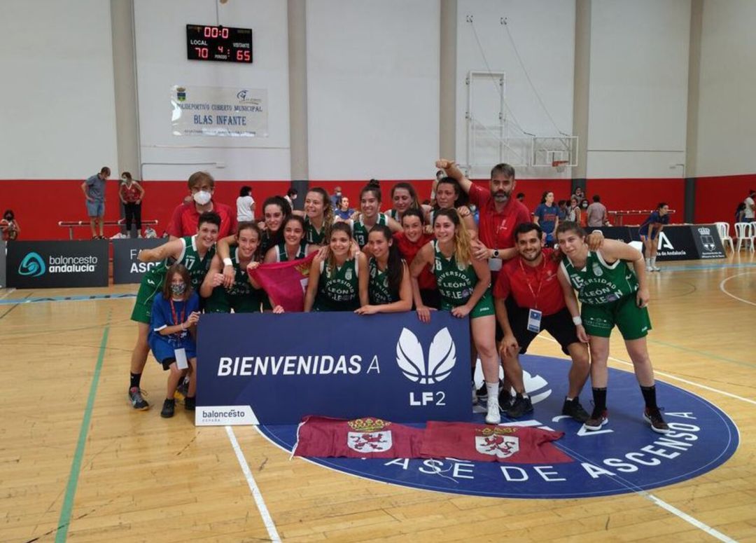 El BFL celebra su ascenso sobre la pista de Alhaurín de la Torre El BFL celebra su ascenso sobre la pista de Alhaurín de la Torre