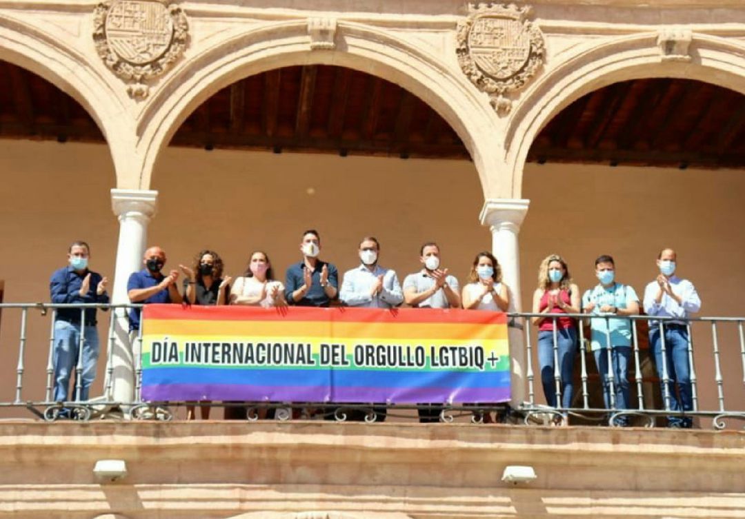 La bandera arcoíris ondea ya en el balcón del Ayuntamiento de Lorca y da comienzo la conmemoración del Día del Orgullo. La bandera arcoíris ondea ya en el balcón del Ayuntamiento de Lorca y da comienzo la conmemoración del Día del Orgullo.