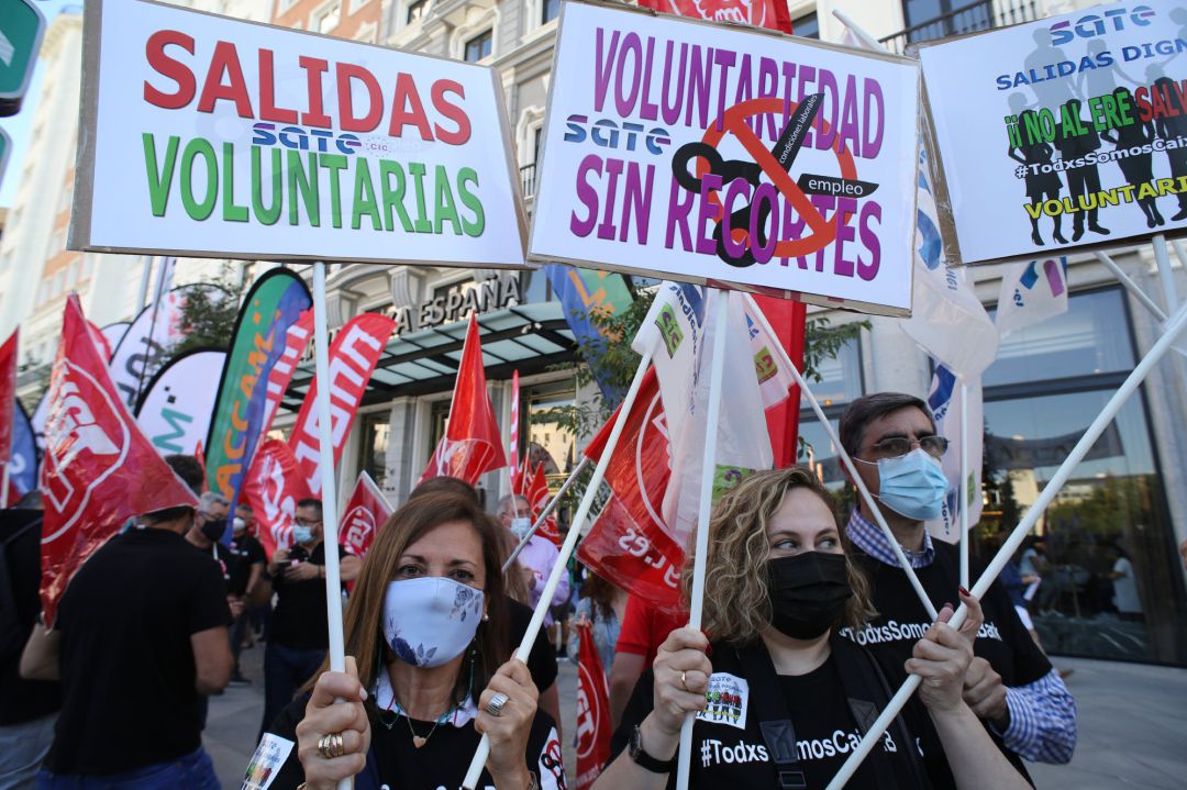 Varios trabajadores de CaixaBank con pancartas durante el paro parcial convocado para protestar por el ERE de la entidad financiera, a 7 de junio de 2021, en Madrid, (España). Varios trabajadores de CaixaBank con pancartas durante el paro parcial convocado para protestar por el ERE de la entidad financiera, a 7 de junio de 2021, en Madrid, (España).