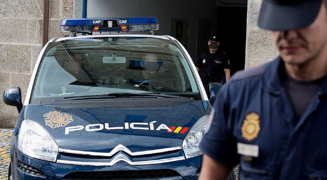 Los agentes intervinieron del interior del domicilio 10.000 euros en efectivo, diversas sustancias estupefacientes y útiles de preparación de dosis, así como diversa documentación y efectos relacionados con el ejercicio de la prostitución Los agentes intervinieron del interior del domicilio 10.000 euros en efectivo, diversas sustancias estupefacientes y útiles de preparación de dosis, así como diversa documentación y efectos relacionados con el ejercicio de la prostitución