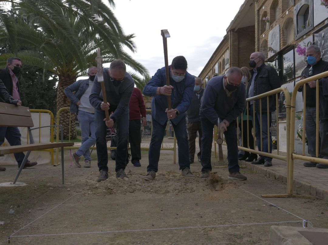 Treballs en una de les fosses comunesde Paterna Treballs en una de les fosses comunesde Paterna