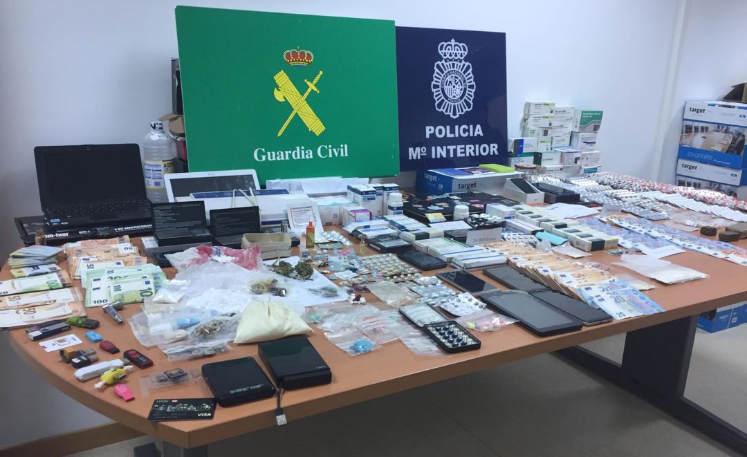 Desarticulada una red nacional que vendía medicamentos de forma ilegal desde Marín y Vilagarcia Desarticulada una red nacional que vendía medicamentos de forma ilegal desde Marín y Vilagarcia