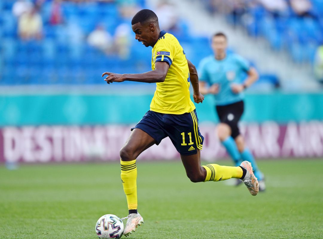 Isak conduce un balón contra Eslovaquia en la Eurocopa Isak conduce un balón contra Eslovaquia en la Eurocopa