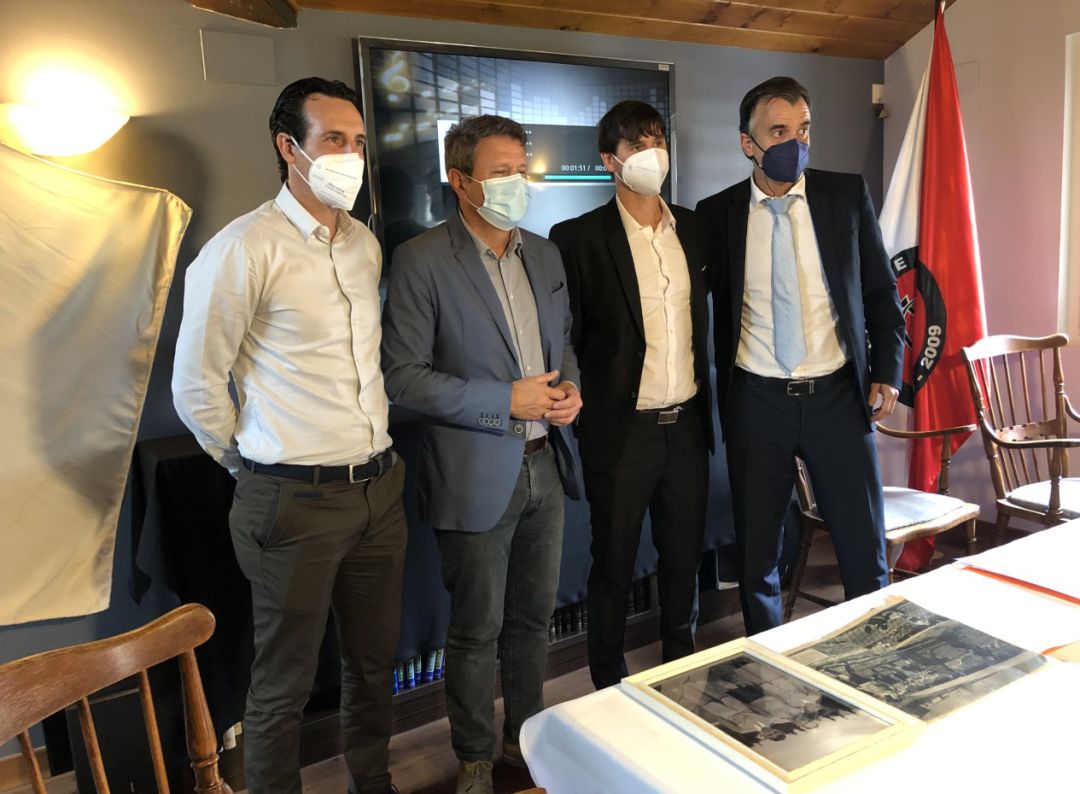 Unai Emery, Santano, Igor Emery y Josu Reta posan en el Casino de Irún Unai Emery, Santano, Igor Emery y Josu Reta posan en el Casino de Irún