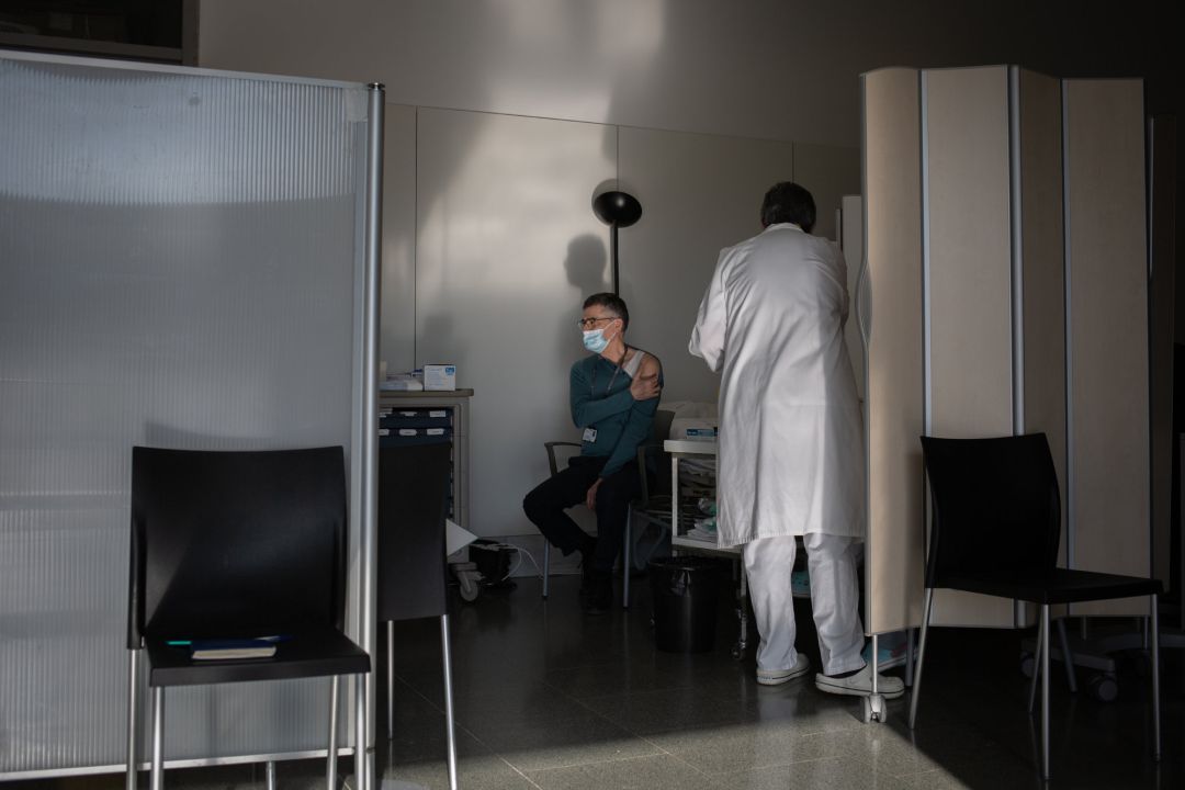 Una enfermera vacuna a un profesional sanitario con la vacuna de Pfizer-BioNtech contra el COVID-19 en una imagen de archivo Una enfermera vacuna a un profesional sanitario con la vacuna de Pfizer-BioNtech contra el COVID-19 en una imagen de archivo