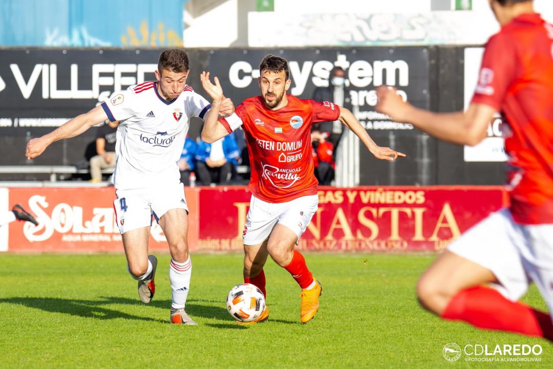 Vinatea en posesión de balón durante el partido contra Osasuna B la pasada campaña Vinatea en posesión de balón durante el partido contra Osasuna B la pasada campaña