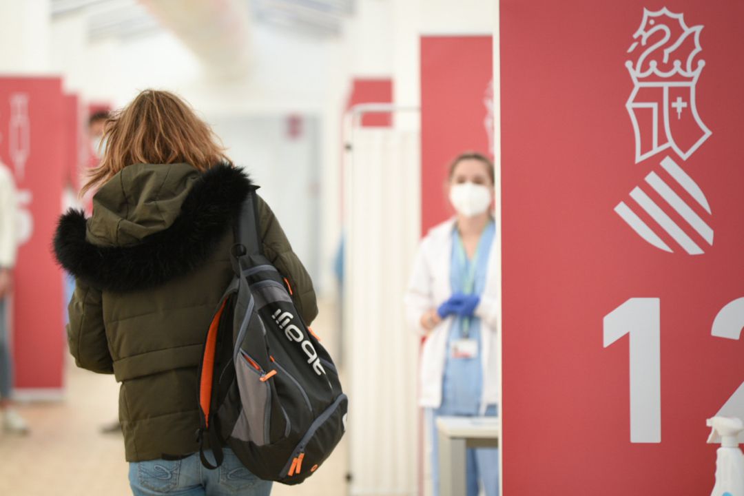 Archivo - Una mujer, en un dispositivo de vacunación contra la Covid-19 en el Hospital de campaña de La Fe, en Valencia. (archivo) Archivo - Una mujer, en un dispositivo de vacunación contra la Covid-19 en el Hospital de campaña de La Fe, en Valencia. (archivo)