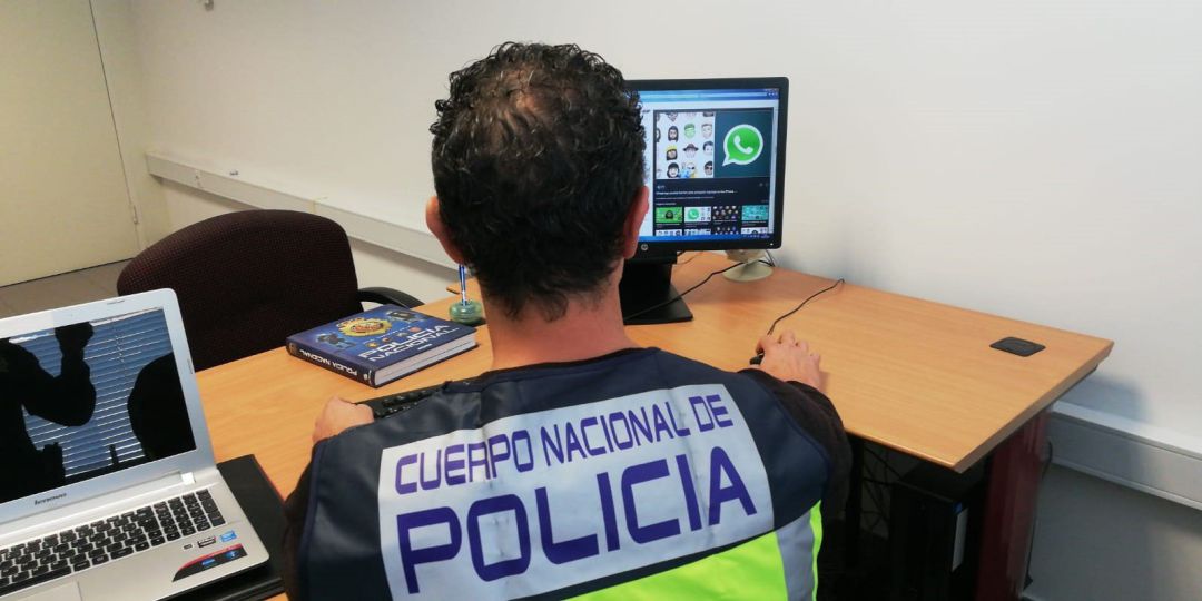 Un policía nacional en Comisaría Un policía nacional en Comisaría