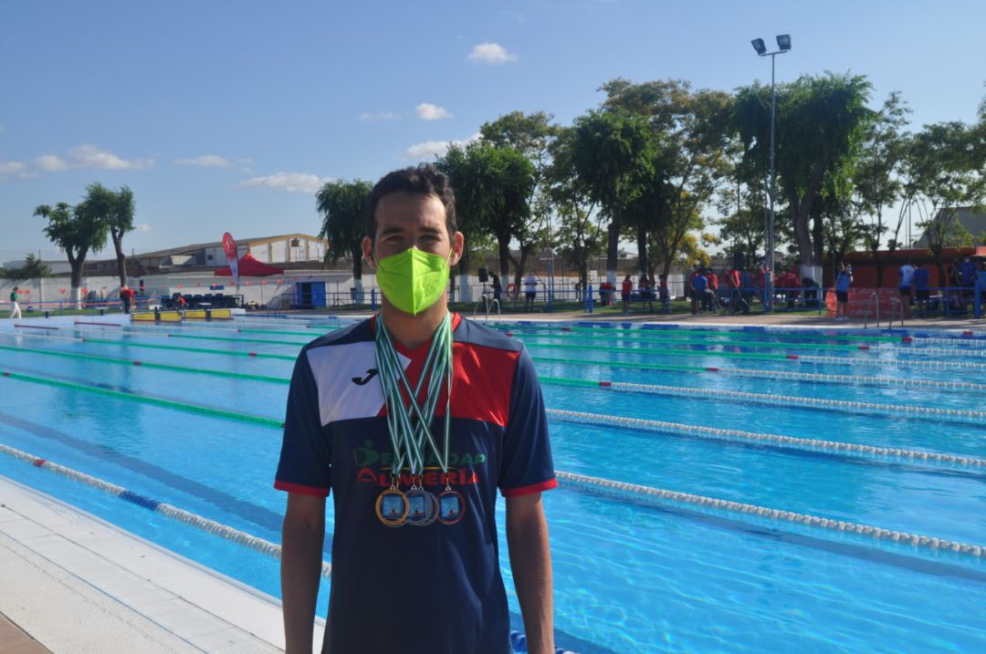 Tejada mostrando sus metales tras la competición. Tejada mostrando sus metales tras la competición.