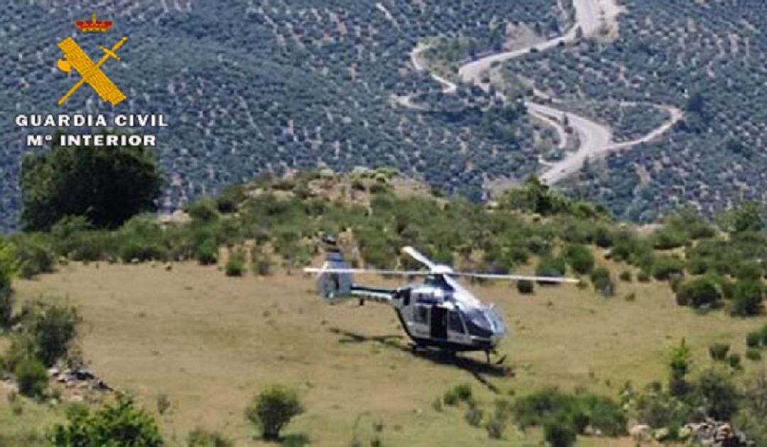 Traslado en helicóptero de la senderista lesionada en Valdepeñas de Jaén Traslado en helicóptero de la senderista lesionada en Valdepeñas de Jaén