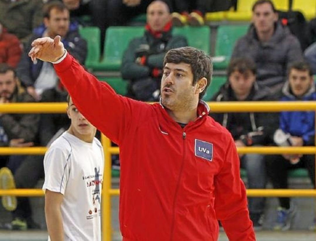 Iñaki Malumbres dirigiendo al Atlético Valladolid. Iñaki Malumbres dirigiendo al Atlético Valladolid.