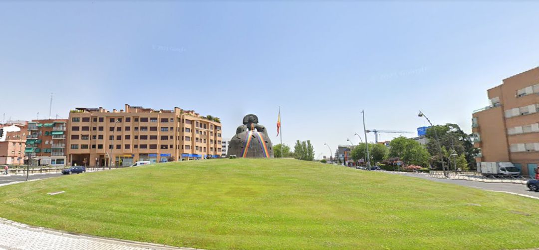 La Menina de Alcobendas lucirá una banda con los colores de la bandera LGTBI, como viene siendo habitual en el Orgullo en los últimos años. La Menina de Alcobendas lucirá una banda con los colores de la bandera LGTBI, como viene siendo habitual en el Orgullo en los últimos años.