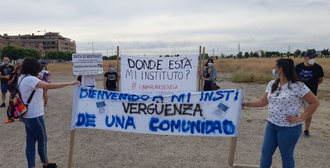 La comunidad educativa de Parla considera que el instituto no estará listo para septiembre de 2022 y rechazan una construcción por fases. La comunidad educativa de Parla considera que el instituto no estará listo para septiembre de 2022 y rechazan una construcción por fases.