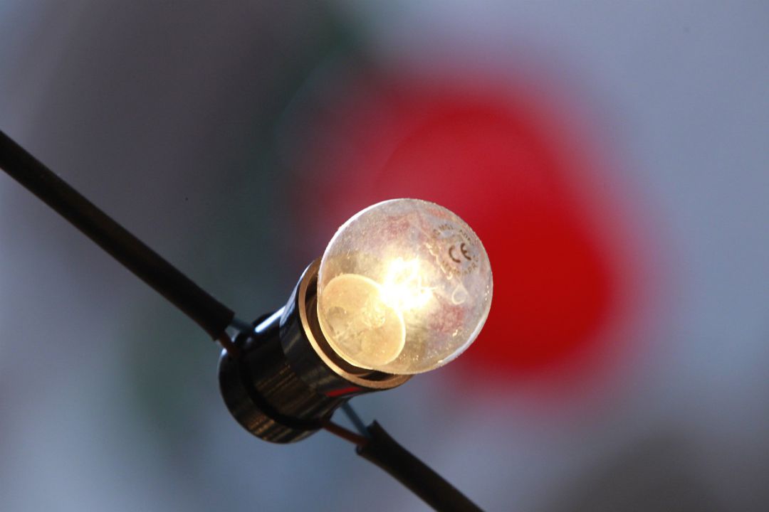 Si se mantiene la tendencia de las tres primeras semanas, este junio cerrará con el recibo de la luz mas caro de la historia: 88,76 euros para un usuario medio con la tarifa regulada, el PVPC, segun el modelo de Facua, que descarta segundas viviendas. Si se mantiene la tendencia de las tres primeras semanas, este junio cerrará con el recibo de la luz mas caro de la historia: 88,76 euros para un usuario medio con la tarifa regulada, el PVPC, segun el modelo de Facua, que descarta segundas viviendas.