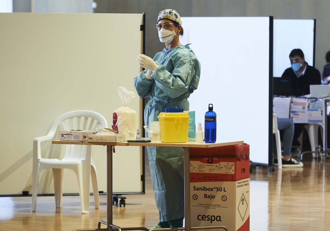 Una profesional sanitaria en el Palacio de Exposiciones y Congresos de Santander Una profesional sanitaria en el Palacio de Exposiciones y Congresos de Santander