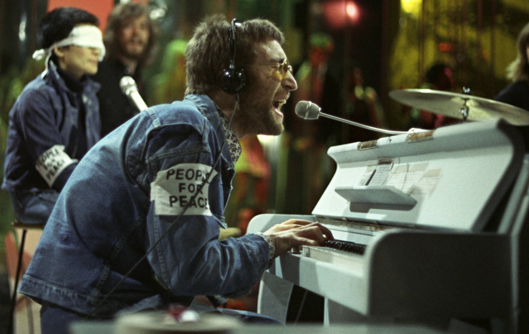 John Lennon en una actuación en Top of the Pops en febrero de 1970 John Lennon en una actuación en Top of the Pops en febrero de 1970