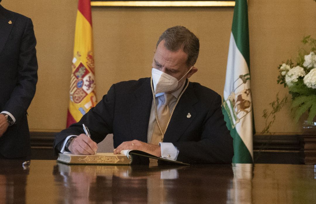 El Rey Felipe VI, firma en el libro de honor ante la presencia de el presidente de la Junta de Andalucía, Juanma Moreno, después del acto de entrega de la Medalla de Honor de Andalucía, a 14 de junio del 2021 en el Palacio de San Telmo de Sevilla. El Rey Felipe VI, firma en el libro de honor ante la presencia de el presidente de la Junta de Andalucía, Juanma Moreno, después del acto de entrega de la Medalla de Honor de Andalucía, a 14 de junio del 2021 en el Palacio de San Telmo de Sevilla.