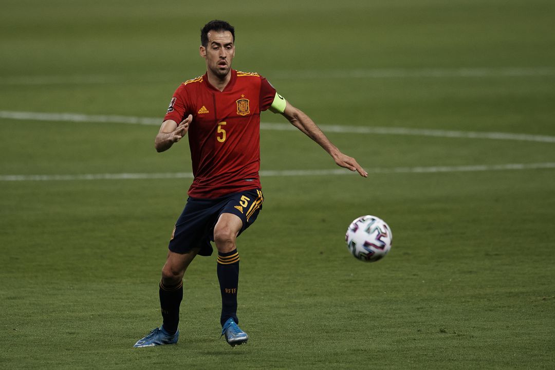 Sergio Busquets defendiendo a la selección española Sergio Busquets defendiendo a la selección española