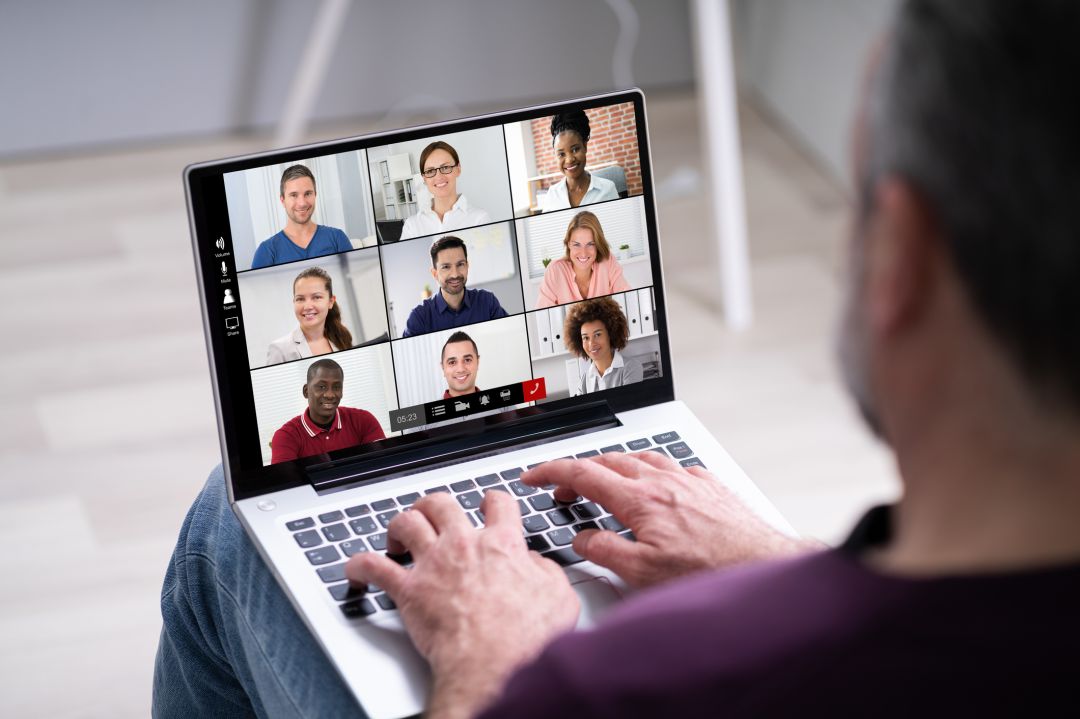 Imagen de recurso de un hombre teletrabajando Imagen de recurso de un hombre teletrabajando