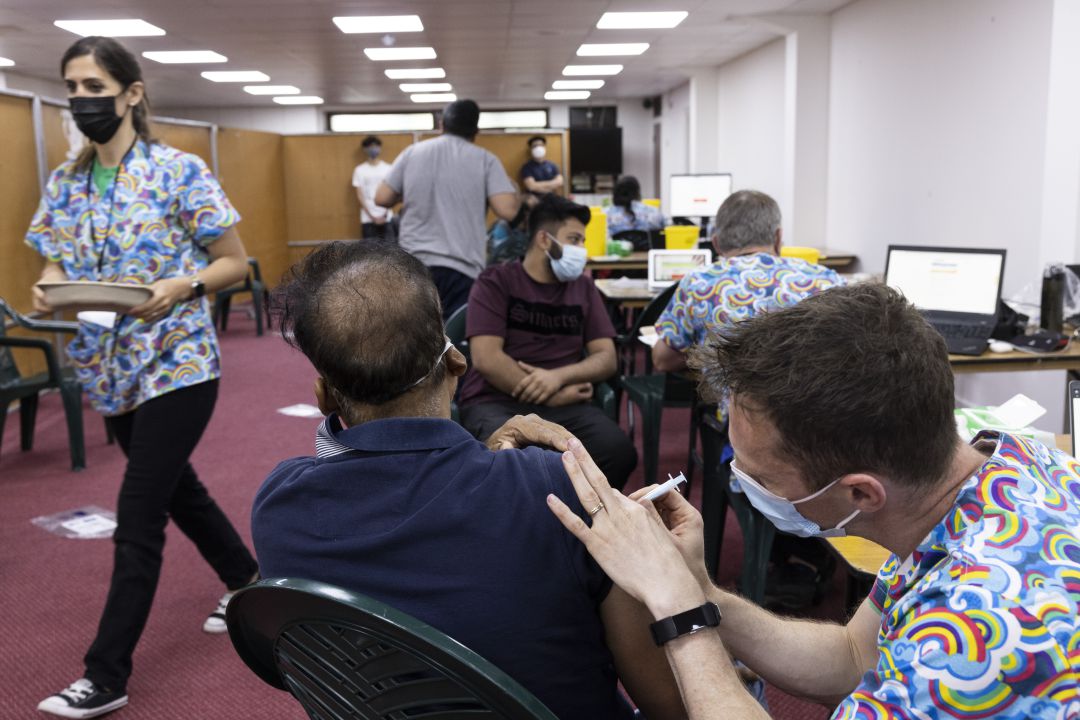 Varias personas reciben la vacuna contra la COVID en una clínica de Londres Varias personas reciben la vacuna contra la COVID en una clínica de Londres