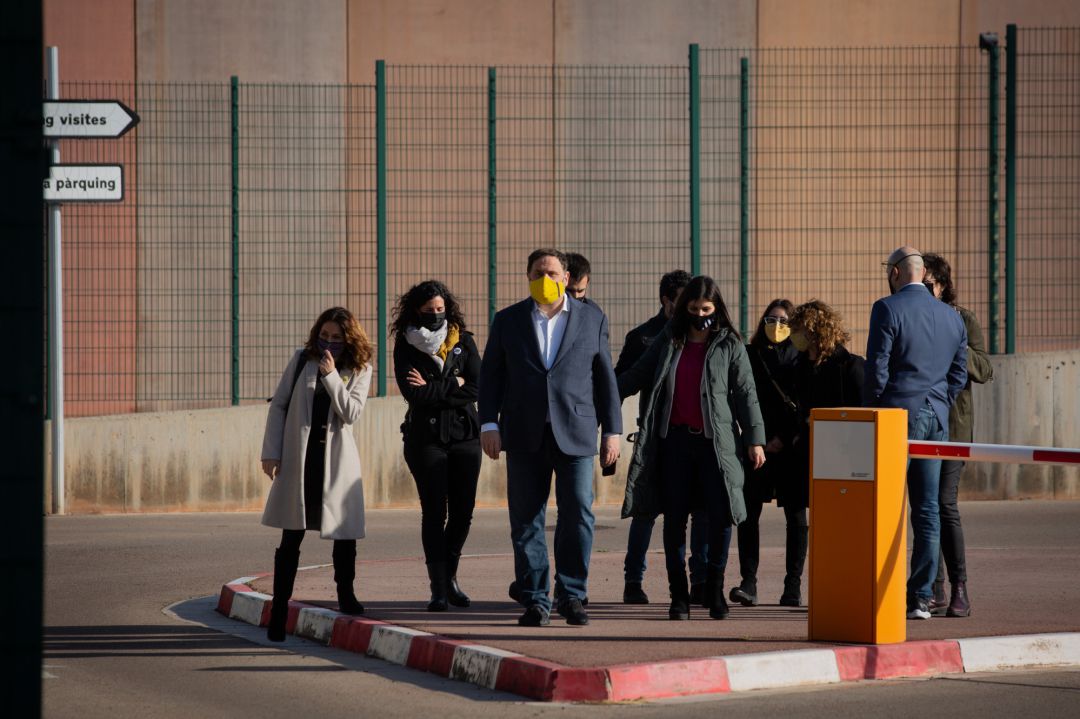 El líder de ERC y exvicepresidente del Govern, Oriol Junqueras (c), a su salida de la cárcel de Lledoners donde cumple condena por el 1-O El líder de ERC y exvicepresidente del Govern, Oriol Junqueras (c), a su salida de la cárcel de Lledoners donde cumple condena por el 1-O
