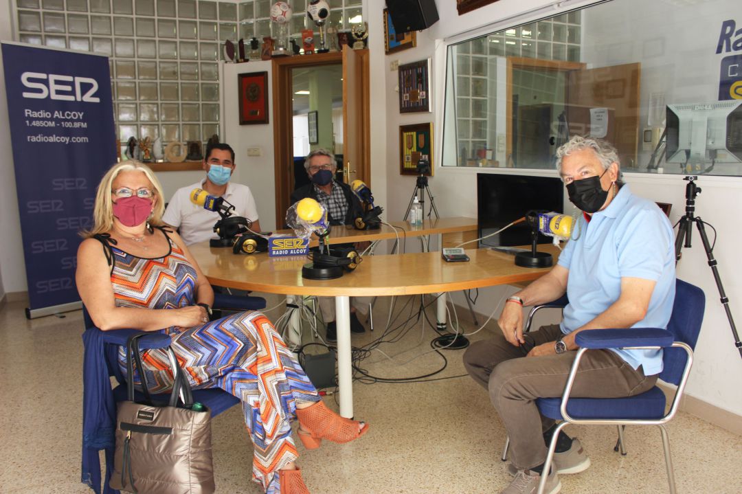 Carmina Nadal, José Luis Esteve, Pablo Granados y Luis Llorens, en el estudio de Radio Alcoy Carmina Nadal, José Luis Esteve, Pablo Granados y Luis Llorens, en el estudio de Radio Alcoy