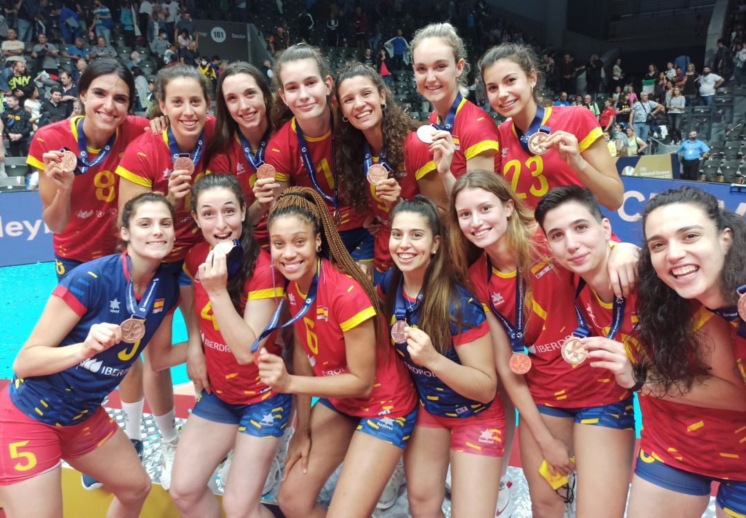 García Conrado, arriba a la izquierda con el número 8, posa con la medalla junto a sus compañeras de la selección nacional García Conrado, arriba a la izquierda con el número 8, posa con la medalla junto a sus compañeras de la selección nacional