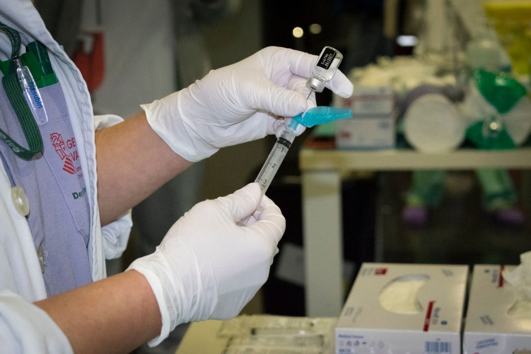 Imagen de archivo del inicio de vacunación de los profesionales del Hospital de Dénia. Imagen de archivo del inicio de vacunación de los profesionales del Hospital de Dénia.