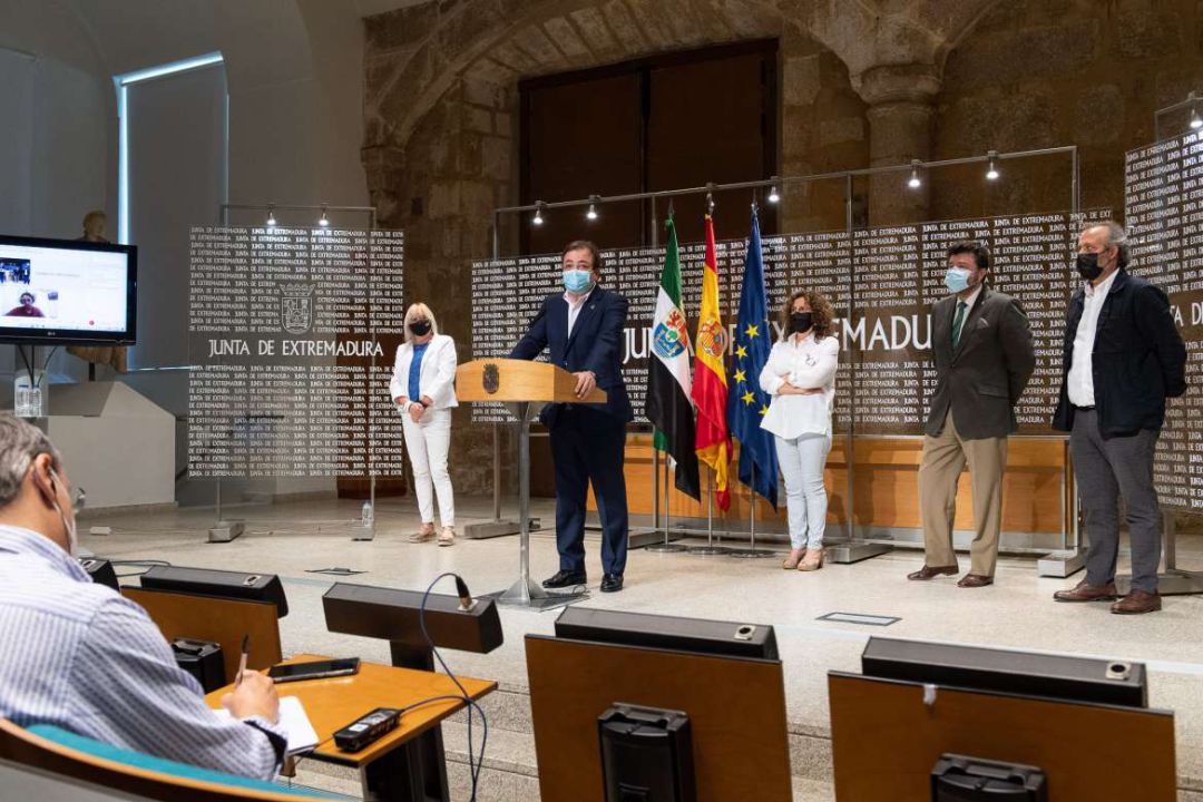 Junta y agentes sociales firman el Pacto por la Artesanía y el Comercio Minorista Junta y agentes sociales firman el Pacto por la Artesanía y el Comercio Minorista