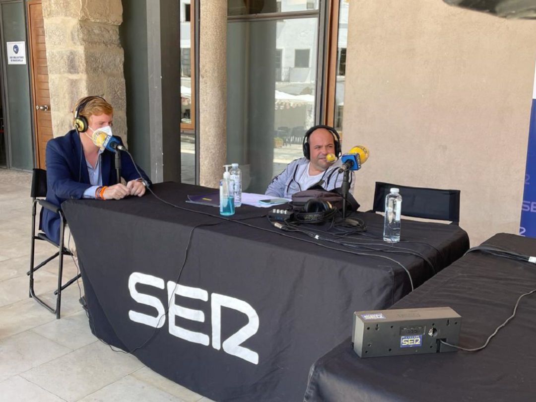 Ignacio Gragera con Gaspar García durante el programa celebrado en la Plaza Alta de Badajoz con motivo de las fiestas de San Juan Ignacio Gragera con Gaspar García durante el programa celebrado en la Plaza Alta de Badajoz con motivo de las fiestas de San Juan