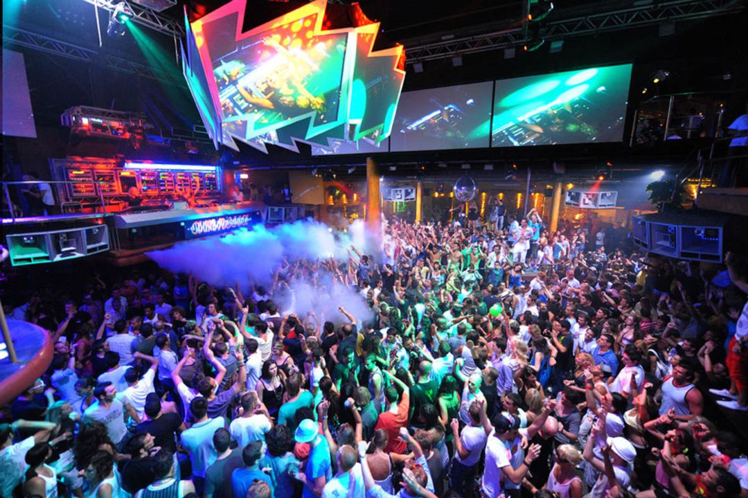 Imagen de archivo de una fiesta en una discoteca de Ibiza Imagen de archivo de una fiesta en una discoteca de Ibiza