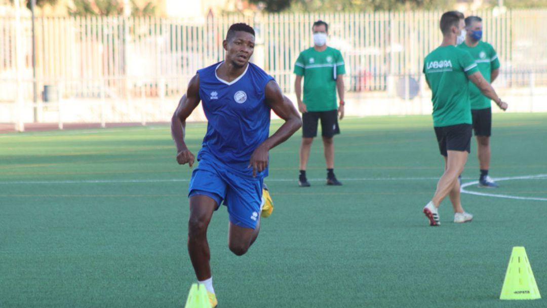 Edet durante un entrenamiento con el Xerez DFC Edet durante un entrenamiento con el Xerez DFC