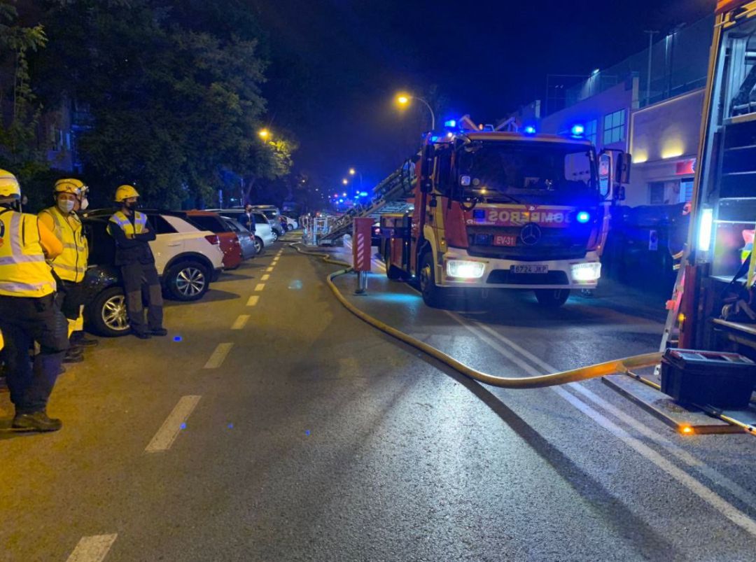 Bomberos de Madrid trabajan en la extinción de un incendio en el Centro Comercial Ermita del Santo Bomberos de Madrid trabajan en la extinción de un incendio en el Centro Comercial Ermita del Santo