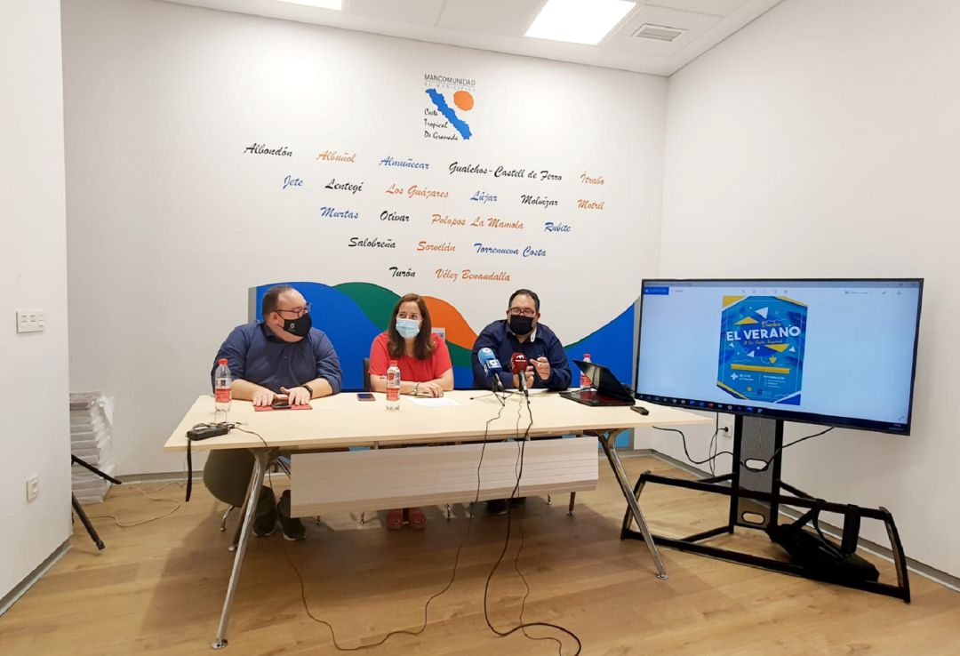 La presidenta de la Mancomunidad de municipios de la Costa, Maria José Sánchez, junto con el diputado de deportes, Manuel Guirado presentan la campaña "Vuelve el verano a la costa Tropical" La presidenta de la Mancomunidad de municipios de la Costa, Maria José Sánchez, junto con el diputado de deportes, Manuel Guirado presentan la campaña "Vuelve el verano a la costa Tropical"