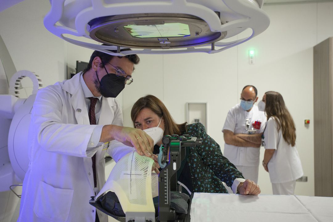 La consejera de salud y portavoz del Gobierno de La Rioja, Sara Alba, en la presentación de nuevos equipos médicos de radiología. La consejera de salud y portavoz del Gobierno de La Rioja, Sara Alba, en la presentación de nuevos equipos médicos de radiología.