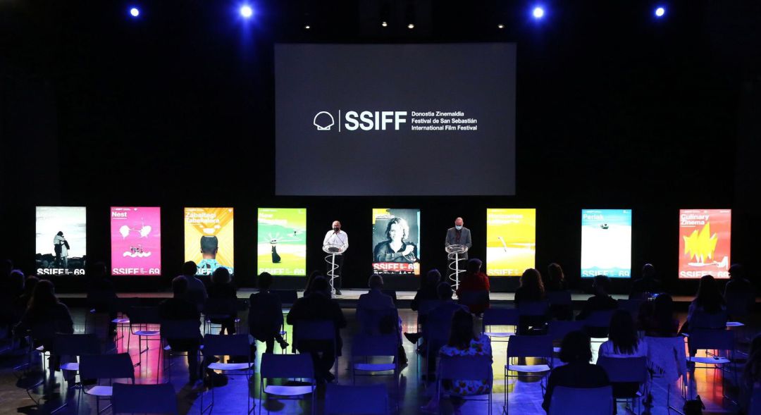 El director del Festival de Cine de San Sebastián, José Luis Rebordinos (c-i), y el director de la Filmoteca Vasca, Joxean Fernández (c-d), presentan el cartel oficial de la 69 edición y de las distintas secciones del certamen donostiarra. El director del Festival de Cine de San Sebastián, José Luis Rebordinos (c-i), y el director de la Filmoteca Vasca, Joxean Fernández (c-d), presentan el cartel oficial de la 69 edición y de las distintas secciones del certamen donostiarra.