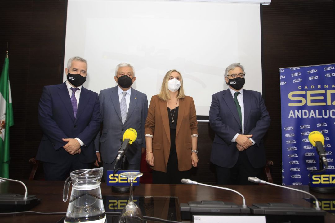 La consejera de Fomento, Marifran Carazo, en la inauguración del Encuentro SER sobre movilidad sostenible, acompañada por el director de la Cadena SER Andalucía, Antonio Yélamo, el presidente de la Cámara de Comercio de Sevilla, Francisco Herrero, y el director de contenidos de la Cadena SER Andalucía, Diego Suárez La consejera de Fomento, Marifran Carazo, en la inauguración del Encuentro SER sobre movilidad sostenible, acompañada por el director de la Cadena SER Andalucía, Antonio Yélamo, el presidente de la Cámara de Comercio de Sevilla, Francisco Herrero, y el director de contenidos de la Cadena SER Andalucía, Diego Suárez