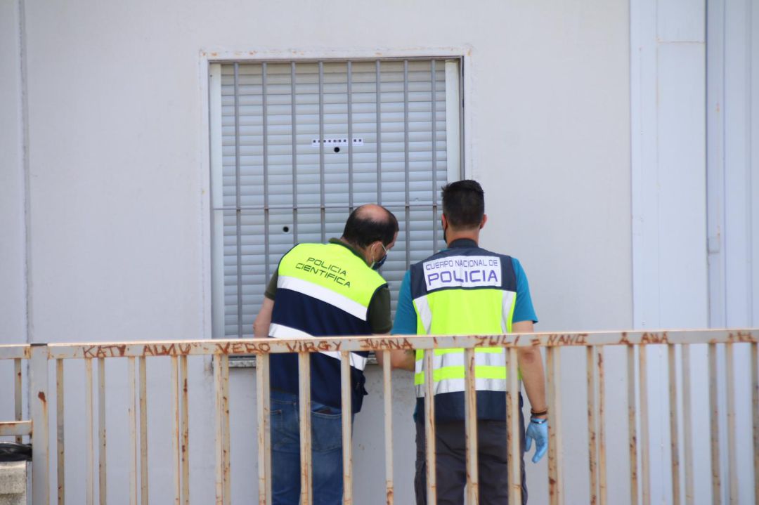 Agentes de la Policía Nacional ante una ventana con impactos de bala en el Polígono Los Cerros Agentes de la Policía Nacional ante una ventana con impactos de bala en el Polígono Los Cerros