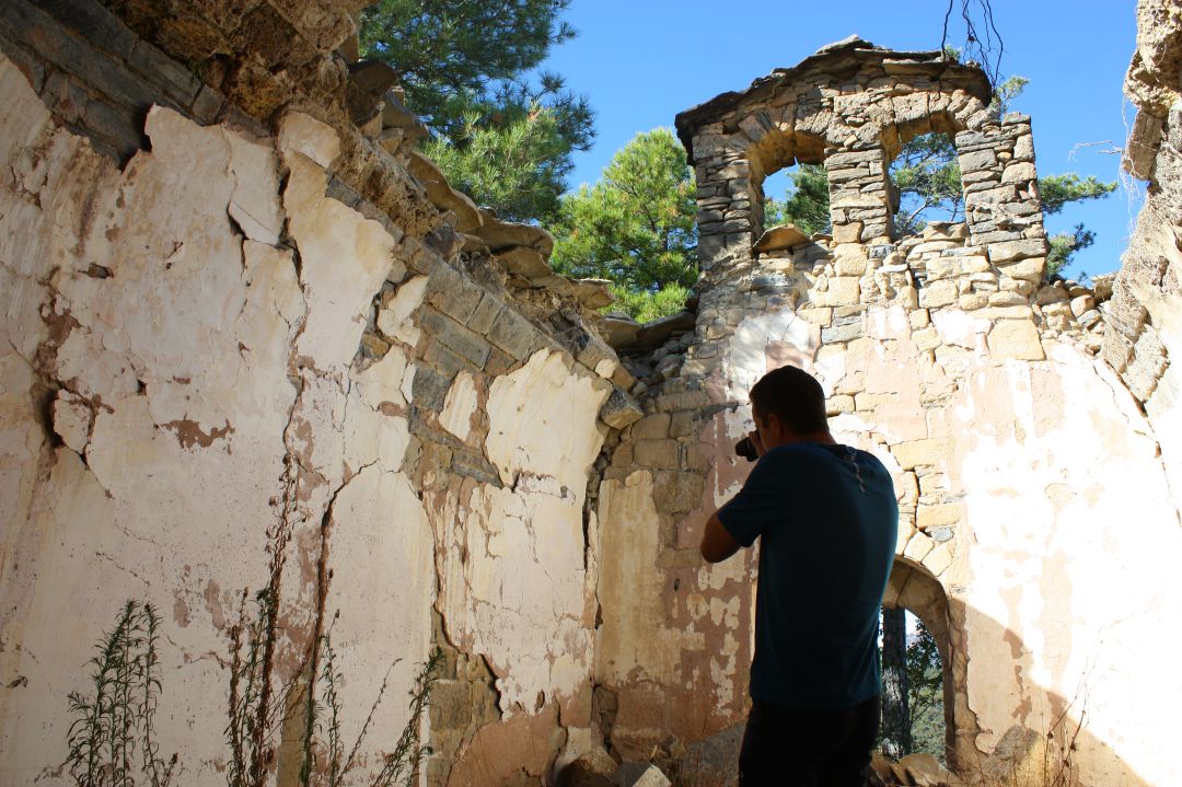 Cristian Laglera haciendo fotografías en una ermina en ruinas Cristian Laglera haciendo fotografías en una ermina en ruinas