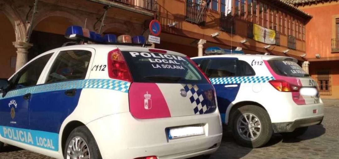 Imagen de archivo de dos coches patrulla de la Policía Local de La Solana (Ciudad Real) Imagen de archivo de dos coches patrulla de la Policía Local de La Solana (Ciudad Real)