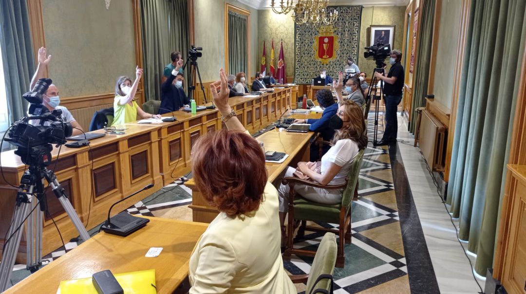 El pleno ha contado sólo con parte de la corporación, ya que los que no estaban presentes en el salón de plenos no han podido participar de forma telemática El pleno ha contado sólo con parte de la corporación, ya que los que no estaban presentes en el salón de plenos no han podido participar de forma telemática